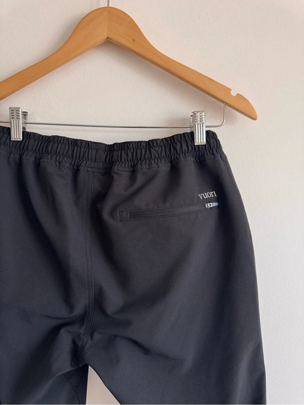 Vuori | Men's Transit Joggers with Drawstring in Black ~ Medium
